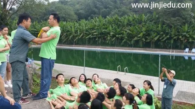 托管班团建
