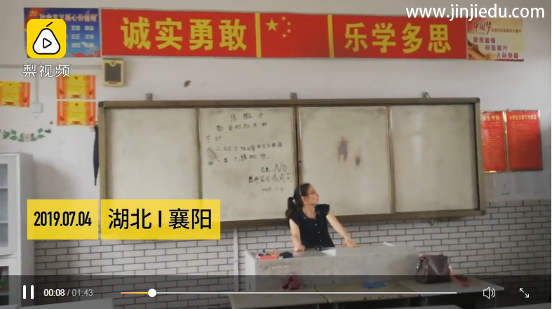 毕业生离校老师独坐教师哽咽，真正负责的教师是什么样的？