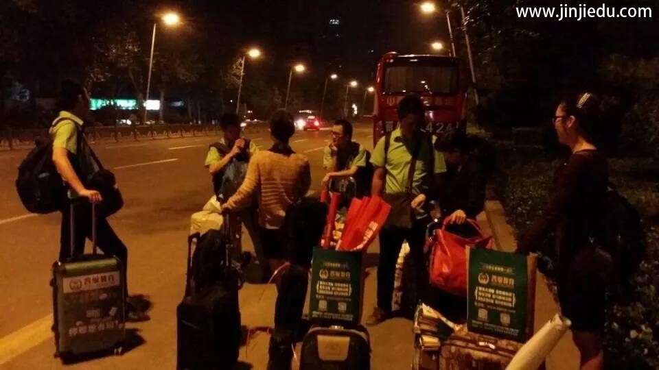 窦昆老师发问：谁让你们这样处处为老板考虑的？谁让你们这么虐待自己的？