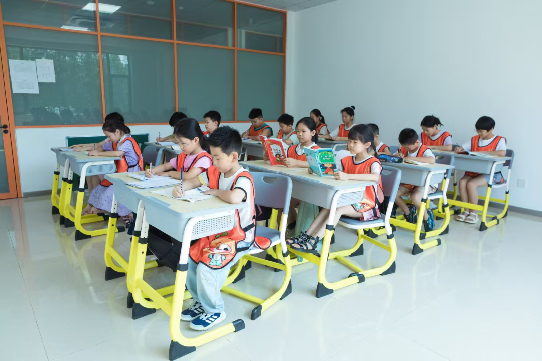 晋级托管学堂：比离婚更伤孩子的，是 “内耗型父母”！小学阶段别踩这些坑，孩子才能阳光成长