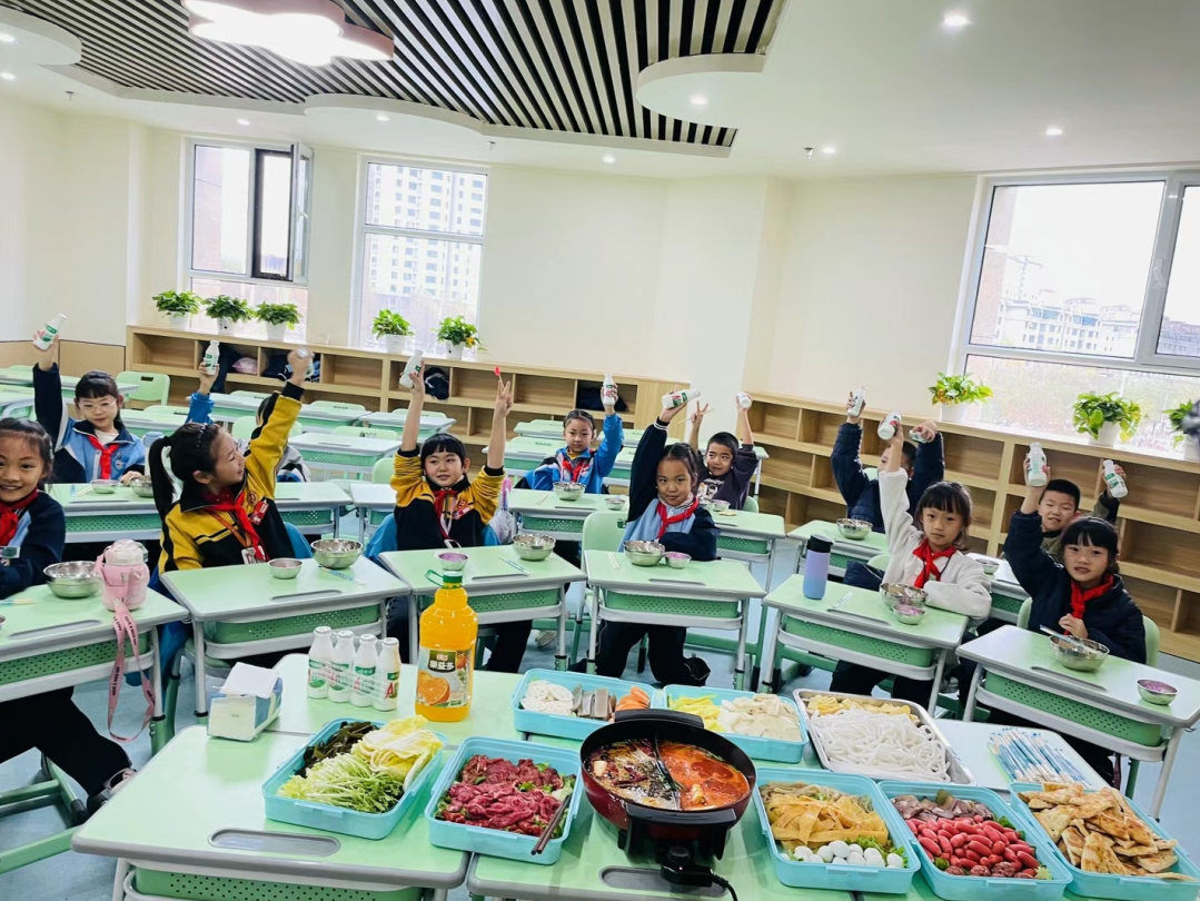 晋小鹰全脑开发操《拍拿放》助力孩子手眼脑协调发展,提升团队协作能力 晋小鹰全脑开发操《拍拿放》助力孩子手眼脑协调发展,提升团队协作能力